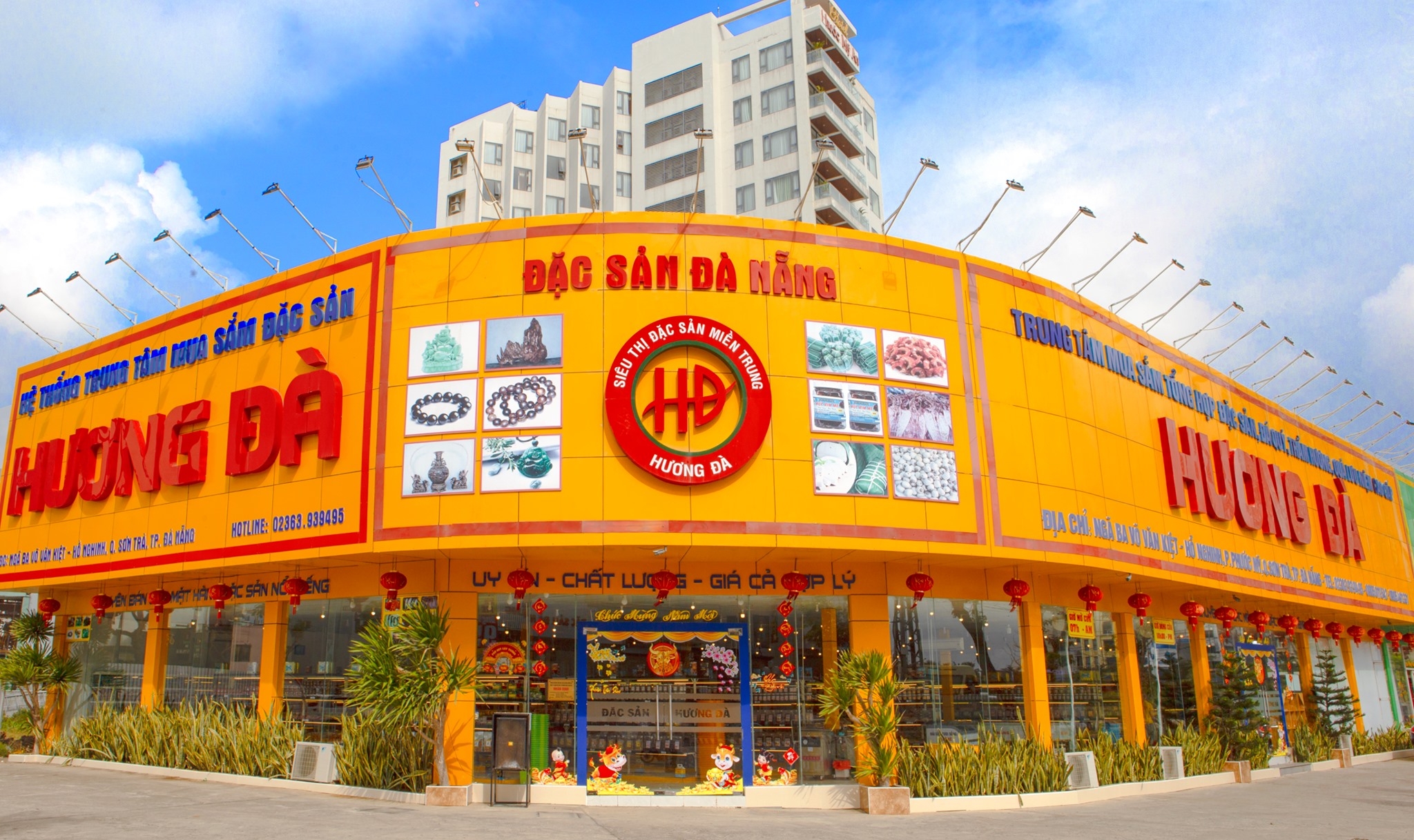 Huong Da specialty store curved orange storefront with HD logo and Dac San Da Nang signage under a blue sky