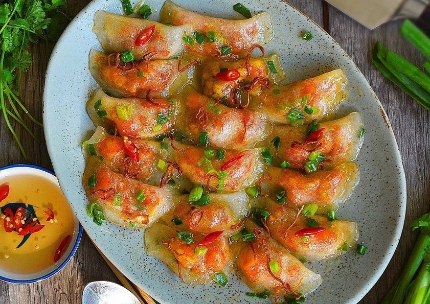 Translucent bánh bột lọc trần dumplings topped with scallion oil and chili, the no-leaf Da Nang style