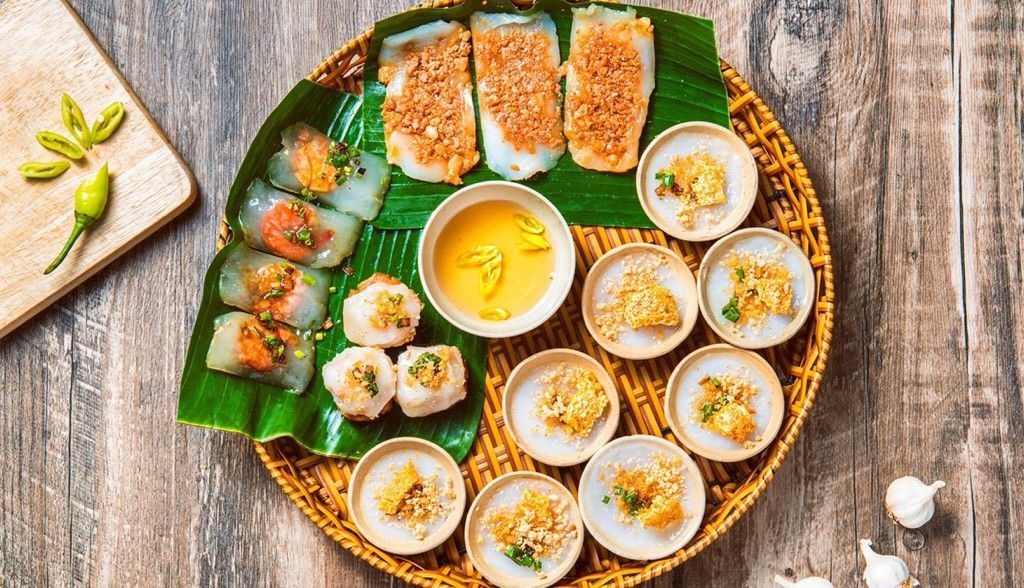 A mixed central-Vietnam snack plate with bánh bèo, bánh bột lọc and bánh ướt served together