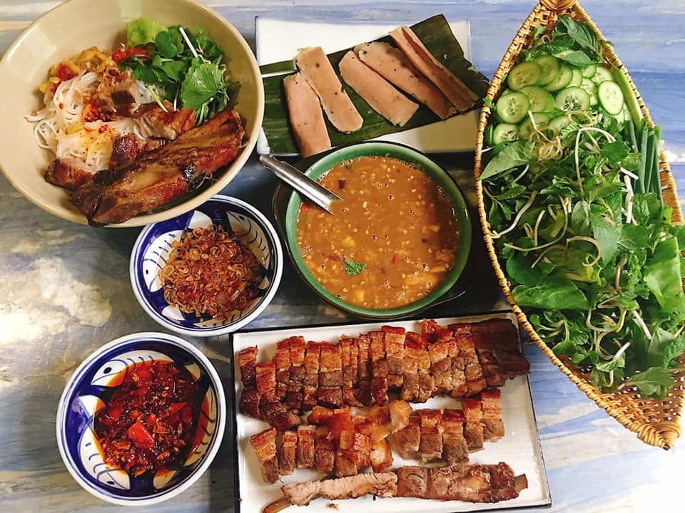 Grilled pork over rice vermicelli with fresh herbs and peanuts