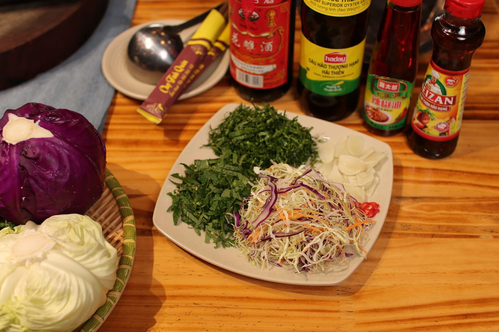 A side plate of lettuce, mint, banana blossom and bean sprouts served with the noodles