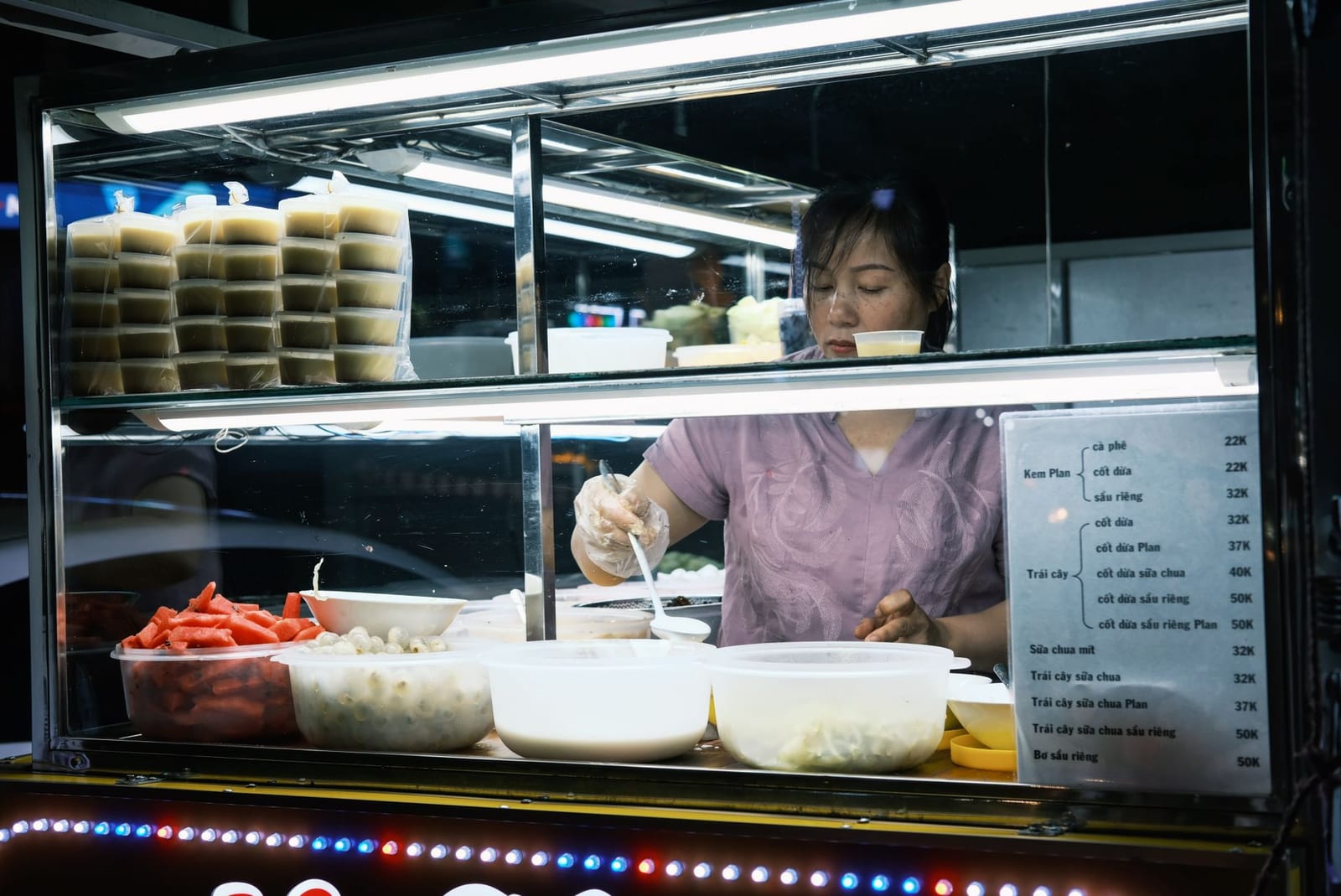 A street chè cart in Da Nang with jars of jellies, beans and tapioca toppings.