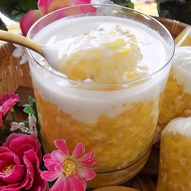 A glass of chè bắp, Da Nang's creamy sweet-corn chè with coconut milk.