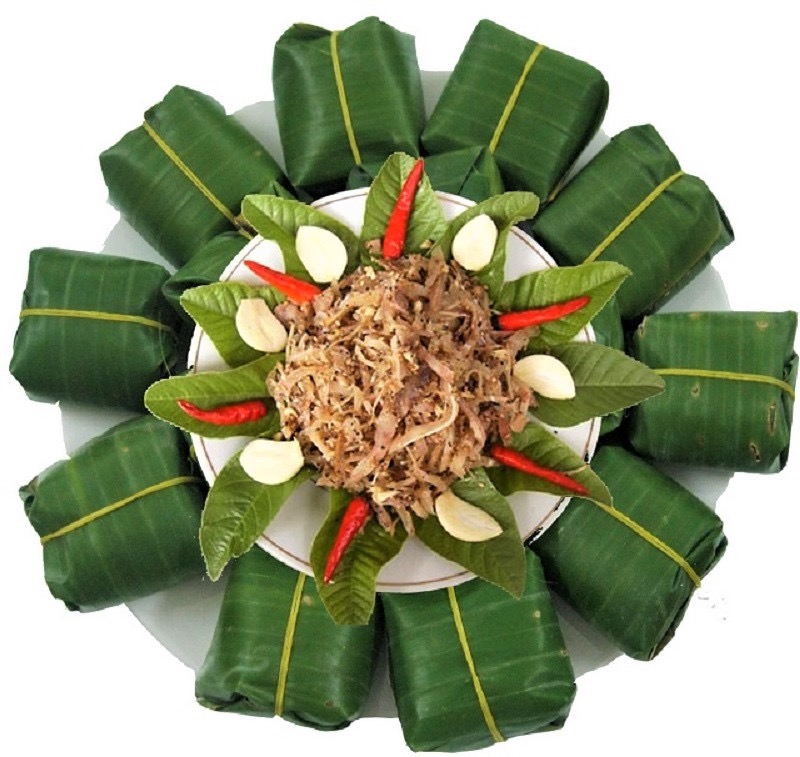 Da Nang tré wrapped in green banana leaf and tied into small logs, arranged around a serving of shredded tré.