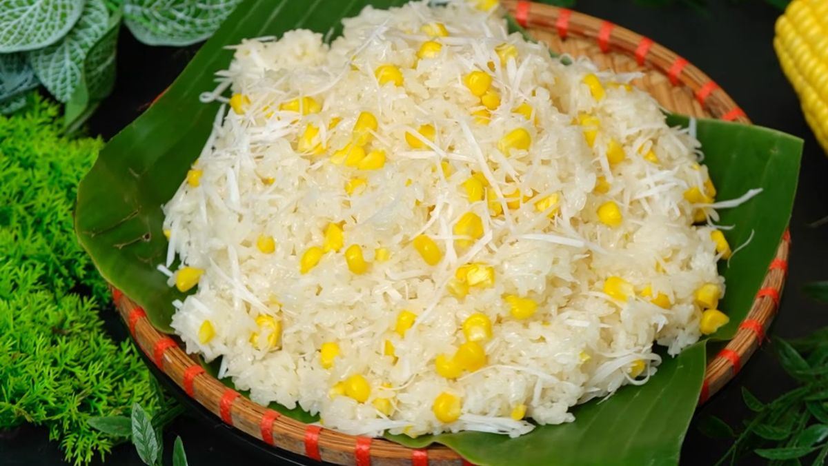 Xôi ngọt: sweet sticky rice with corn and grated coconut