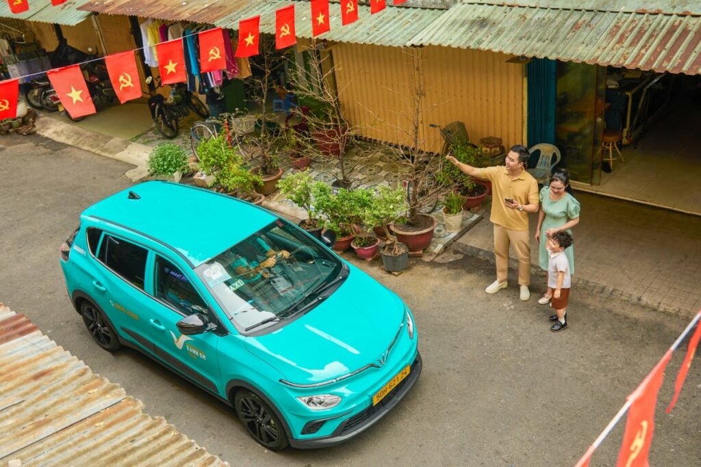 A ride-hailing car, the easiest way to get from Da Nang to Hoi An.