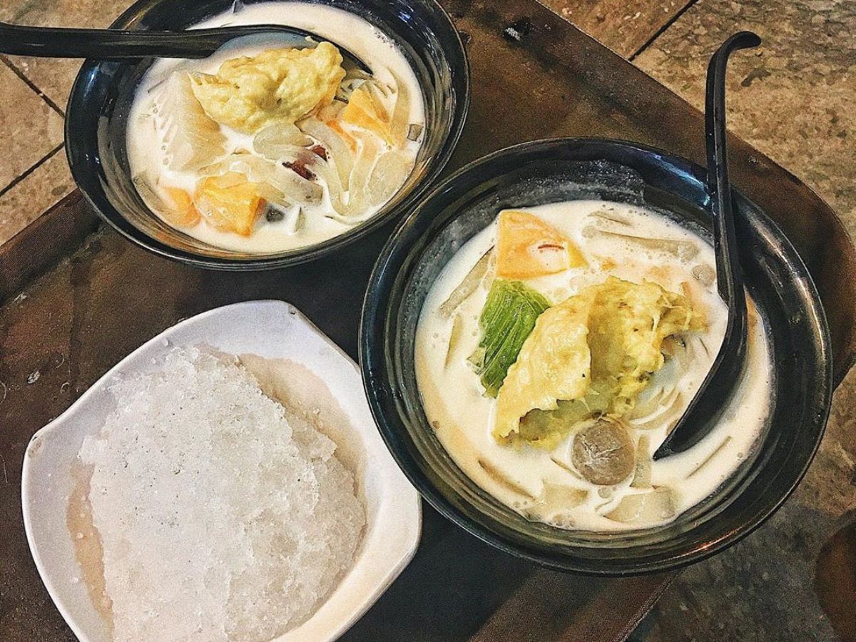Two bowls of chè sầu at Chè Liên, served with a side of crushed ice.
