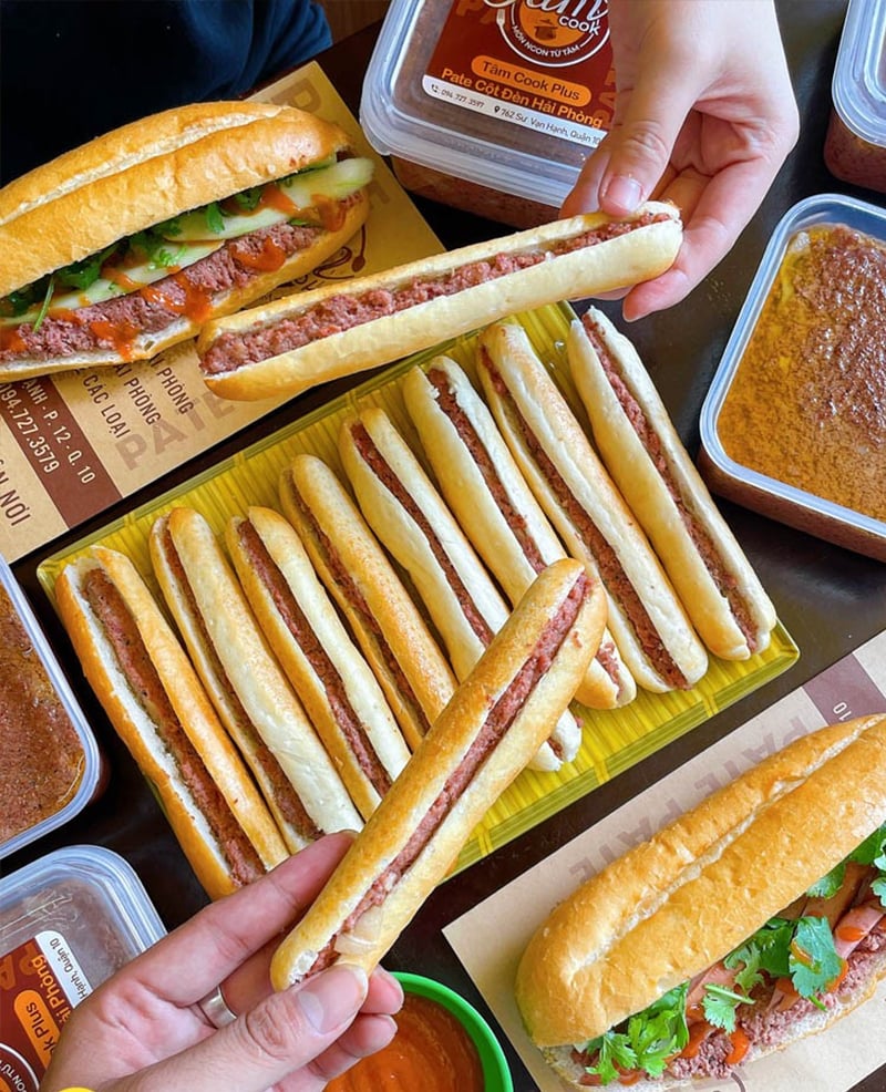 Bánh mì que sticks served fresh with dipping sauces at a Da Nang stall.