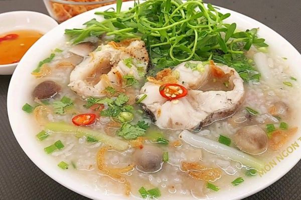 A shared pot of Vietnamese seafood (cháo hải sản) topped with bean sprouts and herbs for the table