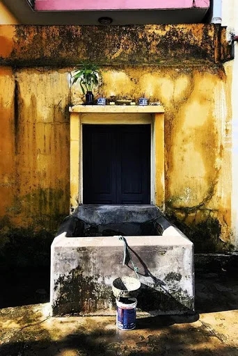 Giếng Bá Lễ, the ancient well whose water is said to give cao lầu noodles their texture.