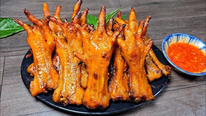 Grilled chicken feet with salt and chili, a popular Da Nang drinking snack.