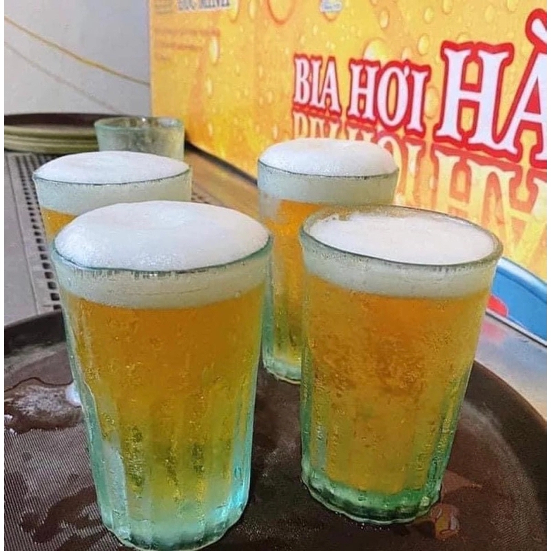 Bia hơi — draught beer poured fresh at a Da Nang street stall