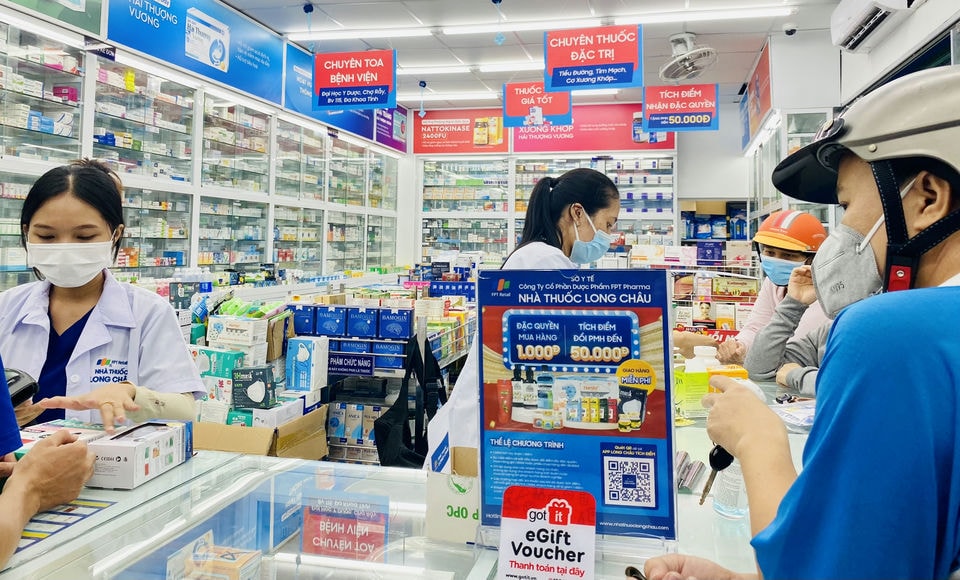 Customers buying medicine at a pharmacy counter in Da Nang