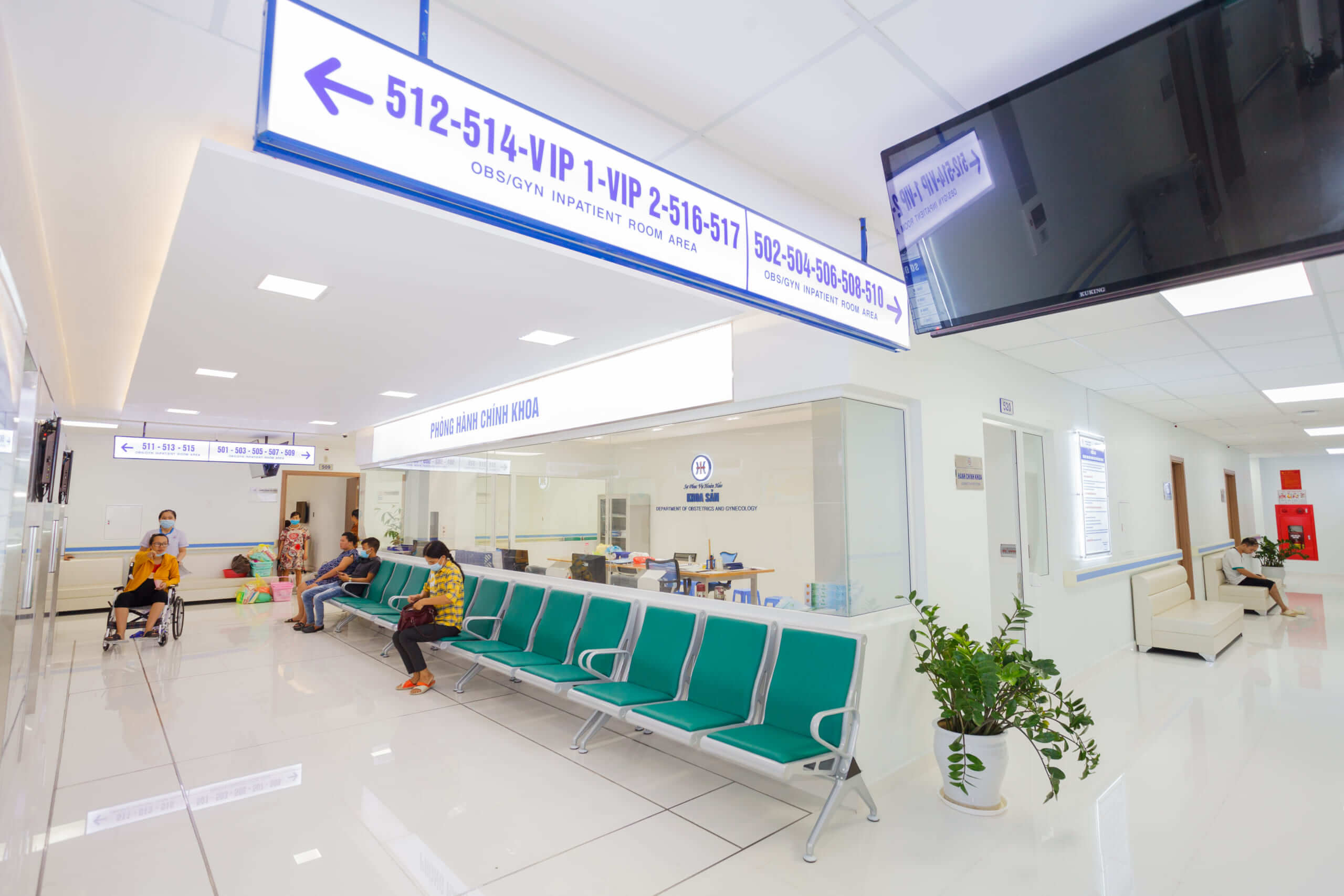 A clinic signboard in Vietnamese and English listing medical departments in Da Nang