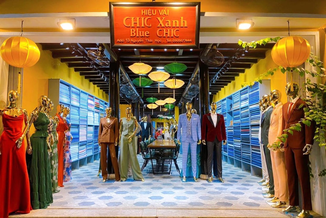 Áo dài and formalwear on display at a Đà Nẵng tailor shopfront.