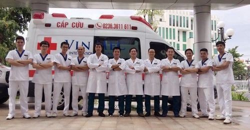 A Da Nang emergency medical team in front of a cấp cứu ambulance, illustrating the city's 24/7 emergency services