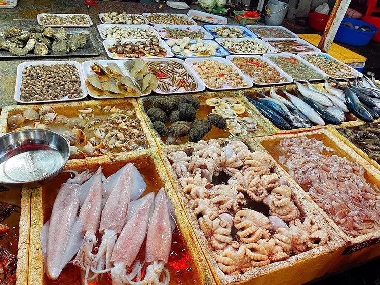 Fresh fish and seafood laid out for sale at a Da Nang wet market.