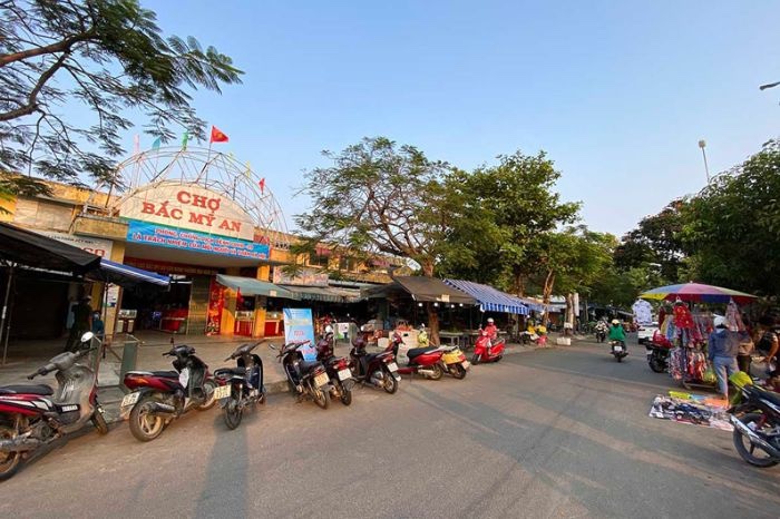Chợ Bắc Mỹ An (Chợ Ngũ Hành Sơn) in Da Nang, the most visitor-friendly seafood market.