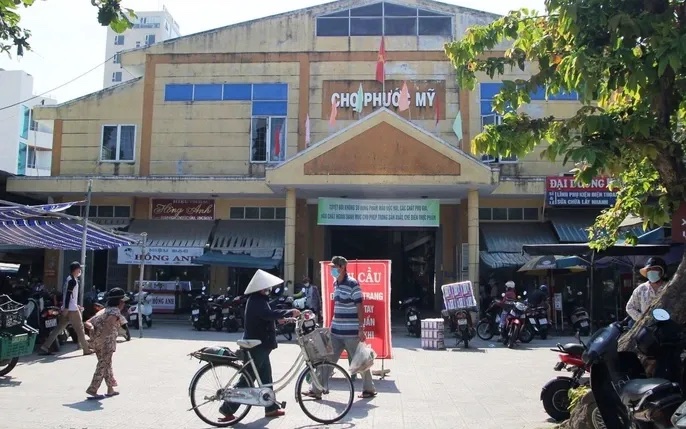 Chợ Phước Mỹ, a neighborhood market near My Khe beach in Da Nang.