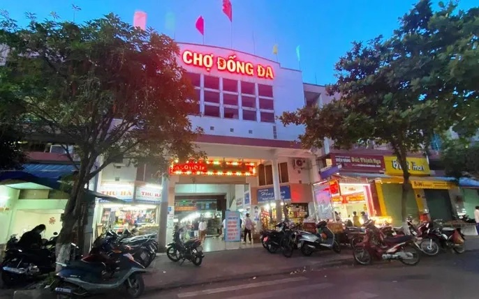 Chợ Đống Đa in Hải Châu, Da Nang, an old central market near the Hàn River wharf.