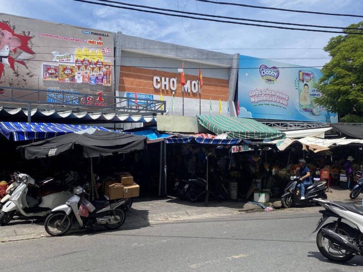 Chợ Mới on Hoàng Diệu street in Hải Châu, Da Nang, a central general-goods market with seafood stalls.
