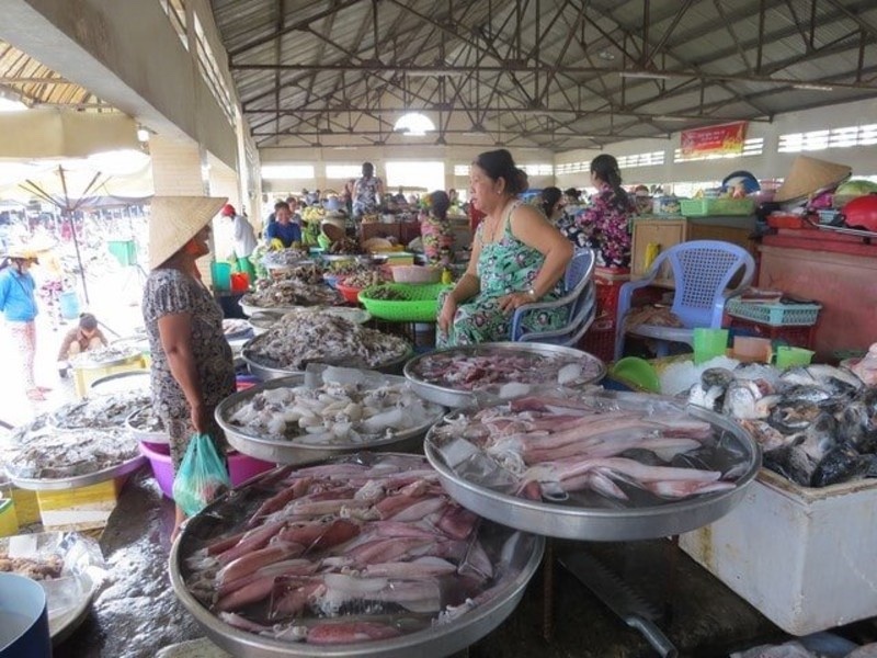 Chợ hải sản Thanh Khê Đông (Chợ Yên Khê 2) in Da Nang, a local seafood market off the beach road.