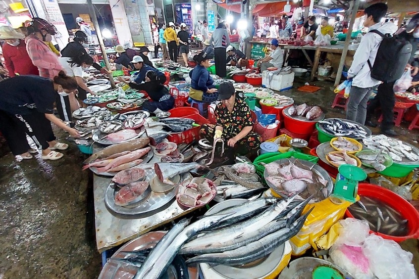 Chợ chiều Mân Thái, an afternoon seafood market by the fishing wharf in Sơn Trà, Da Nang.