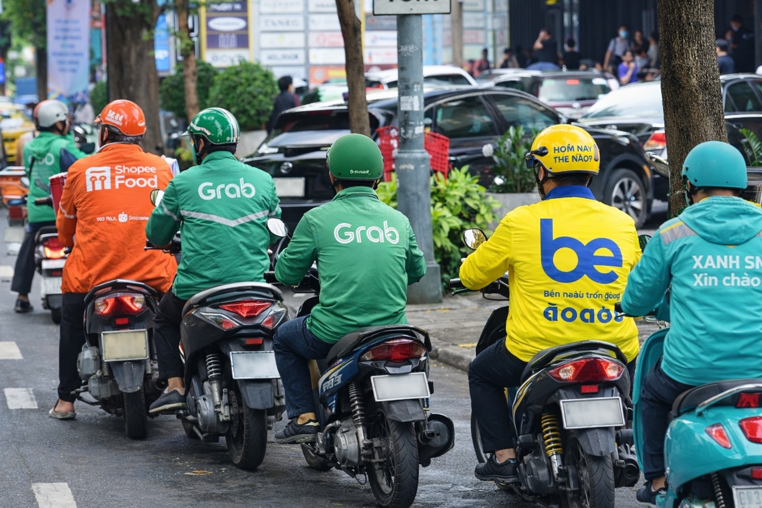 A food-delivery rider on a motorbike, the way GrabFood and ShopeeFood orders arrive in Da Nang.