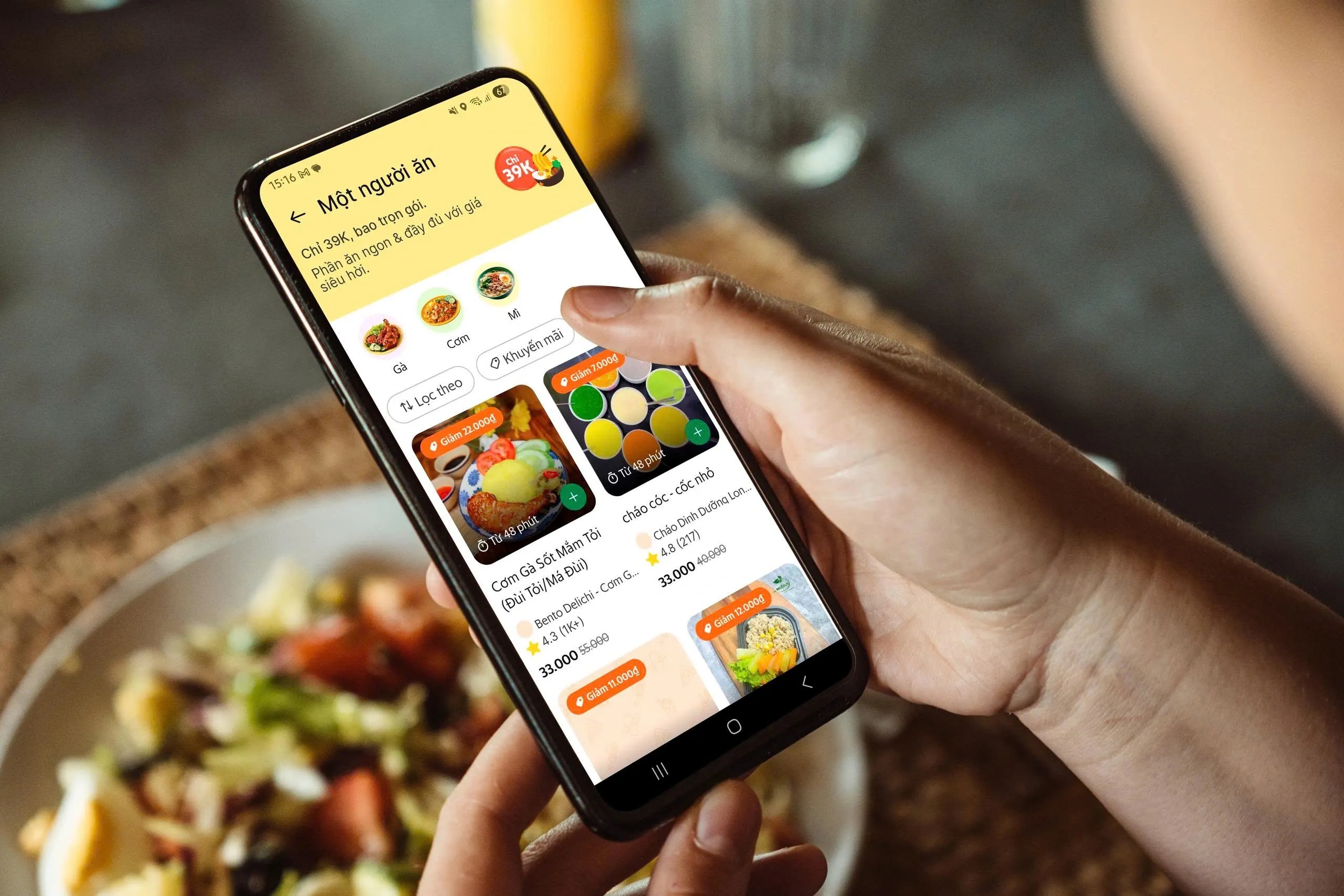 Ordering seafood on a food-delivery app in Da Nang.