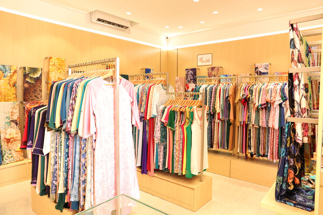 Modern áo dài on display at a Da Nang studio