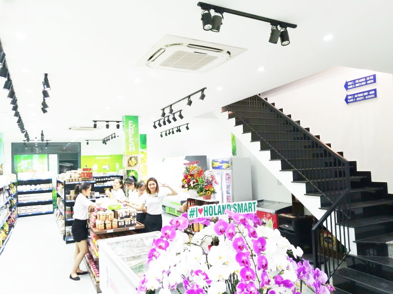 Holand's Mart interior at 167 Nguyễn Văn Thoại, Sơn Trà — bright multi-floor clean-food supermarket with staff and "#I❤HOLAND'SMART" display.