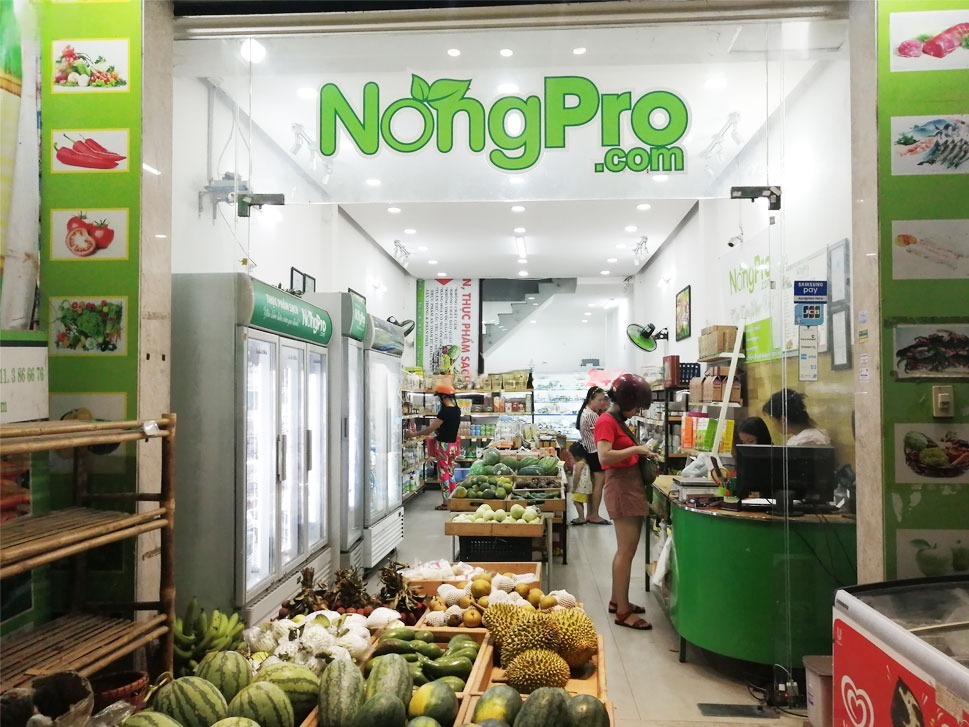 NongPro clean-food supermarket interior at 819 Ngô Quyền, Sơn Trà — refrigerated produce and grocery display.