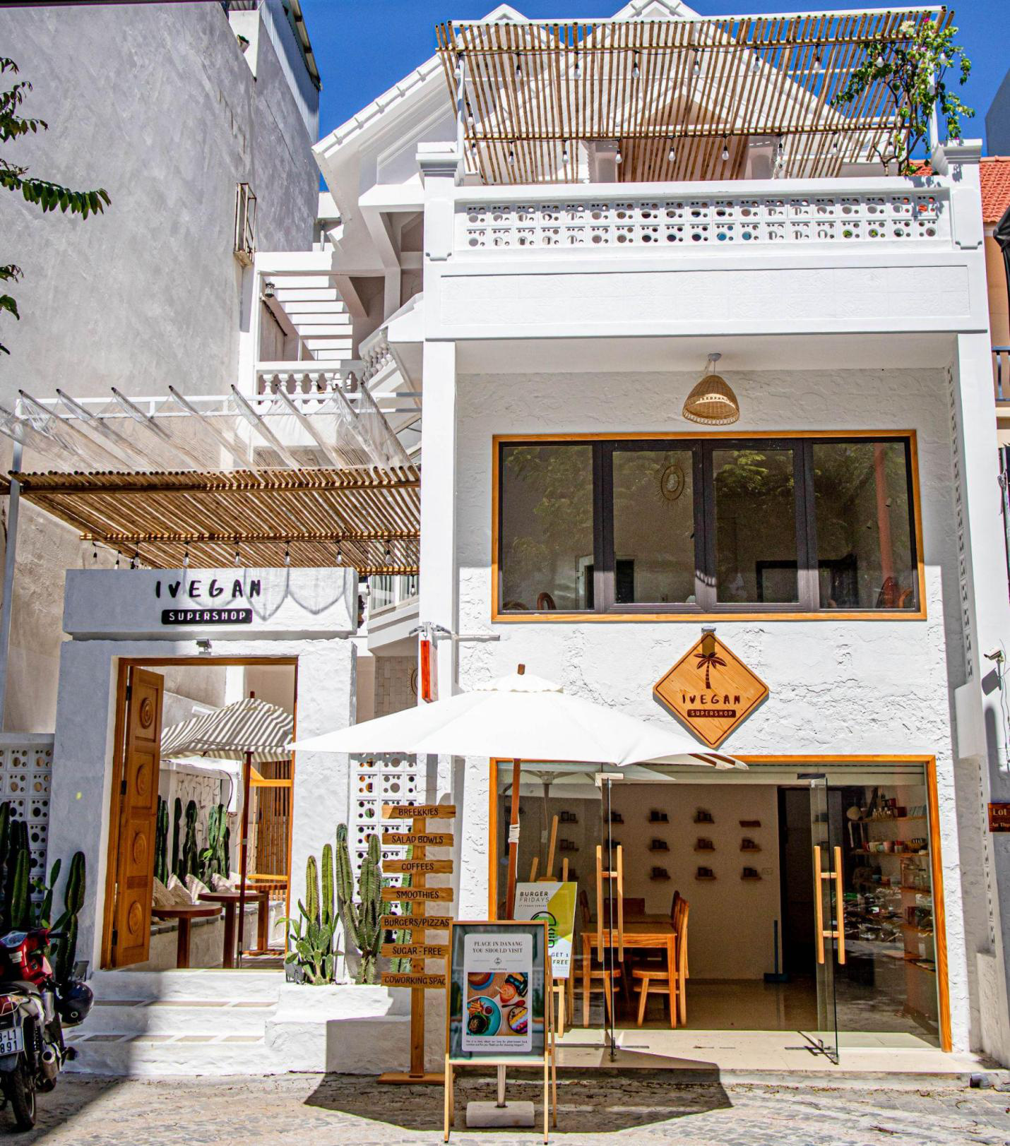 iVegan Supershop mặt tiền tại Lô 31 An Thượng 4, Bắc Mỹ Phú — toà nhà trắng gỗ 3 tầng đặc trưng.
