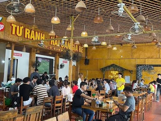 The storefront of Quán Tư Rảnh on the Hải Châu city side of Da Nang.