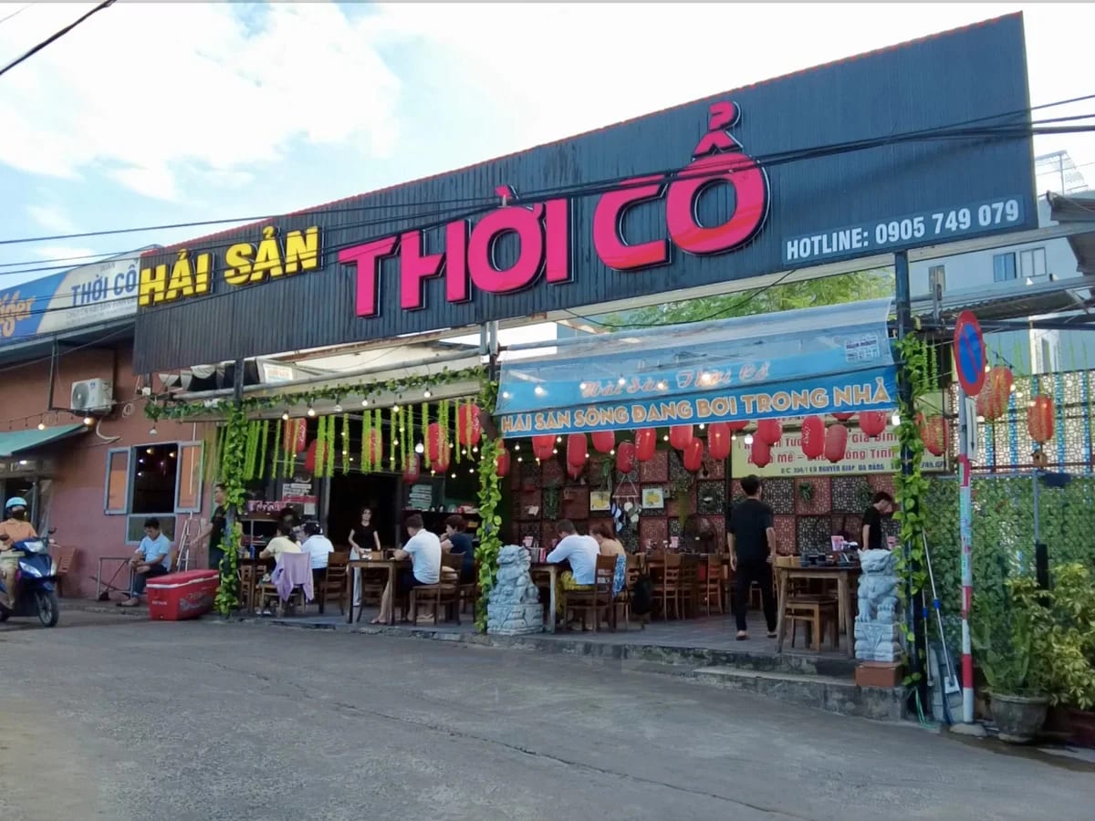 The storefront of Hải Sản Thời Cổ on the Võ Nguyên Giáp beach road, Da Nang.