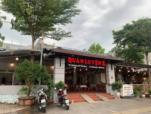 The storefront of Quán Hải Sản Luyện 2 in Sơn Trà, Da Nang.
