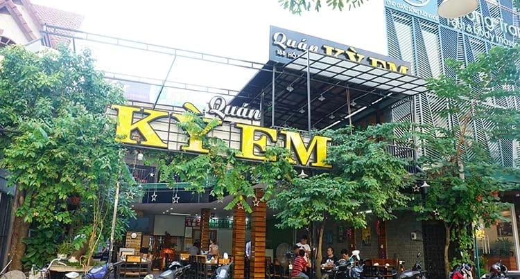 The storefront of Hải Sản Kỳ Em on the Hồ Nghinh food street near My Khe, Da Nang.
