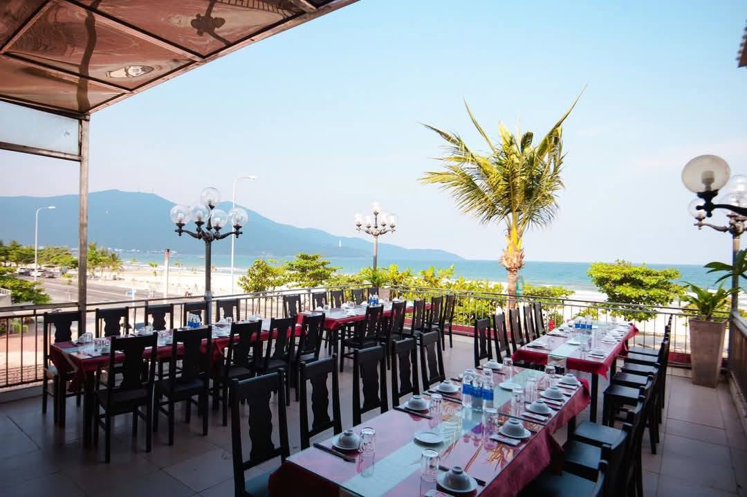 Trung Gia Seafood tank-to-table hall on Võ Nguyên Giáp, Da Nang