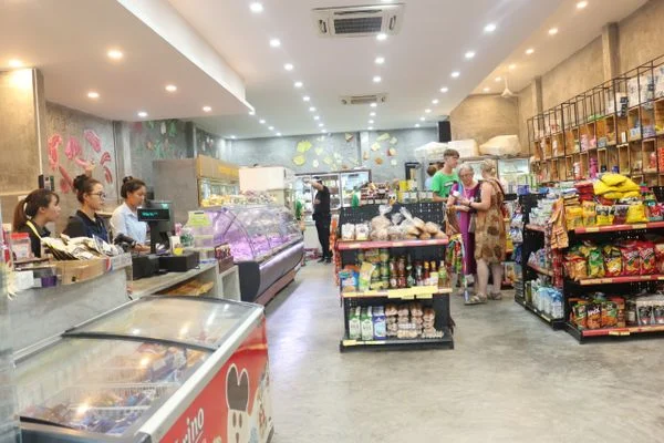 Inside a healthy-food store on Da Nang's east side, with a deli counter and grocery shelves